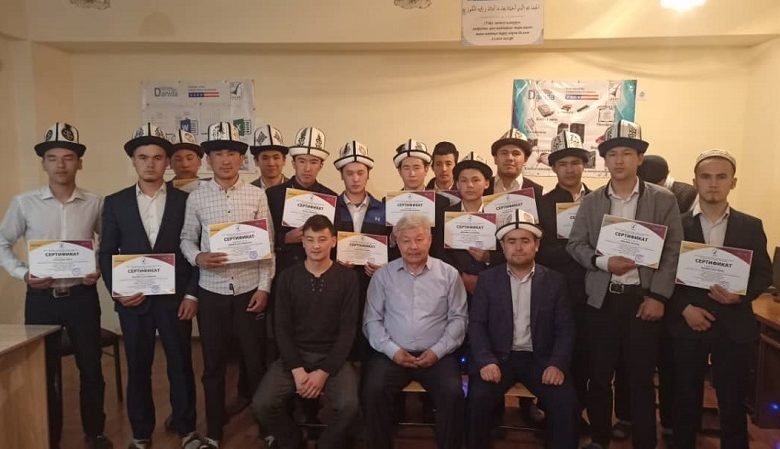 «Умму-Мухаммад»-медресесинин-студенттерине-компьютердик-окуу-курсун-аяктагандыгы-тууралуу-сертификаттар-тапшырылды