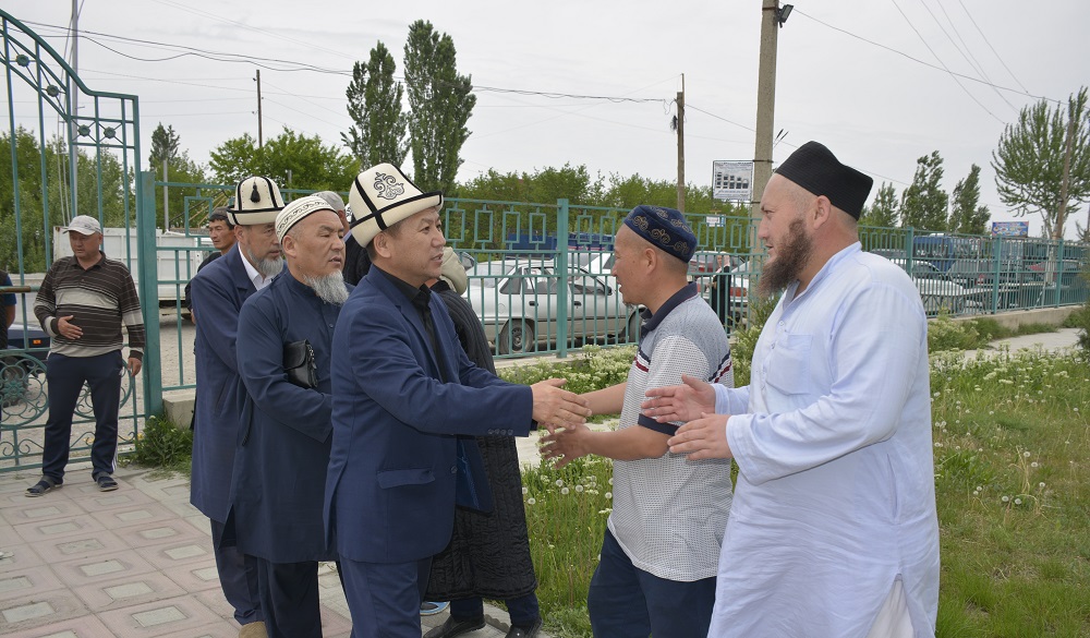 Азирети-Муфтийдин-милдетин-аткаруучу-Жоробай-ажы-Шергазыев-чек-ара-окуясынан-көз-жумган-31-жарандын-жакын-туугандары-менен-жолугушуп,-аларга-көңүл-айтты