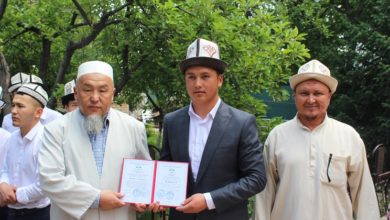Ош-шаарындагы-«Имам-Матуриди»-диний-окуу-борборунун-бүтүрүүчүлөрүнө-сертификаттар-тапшырылды