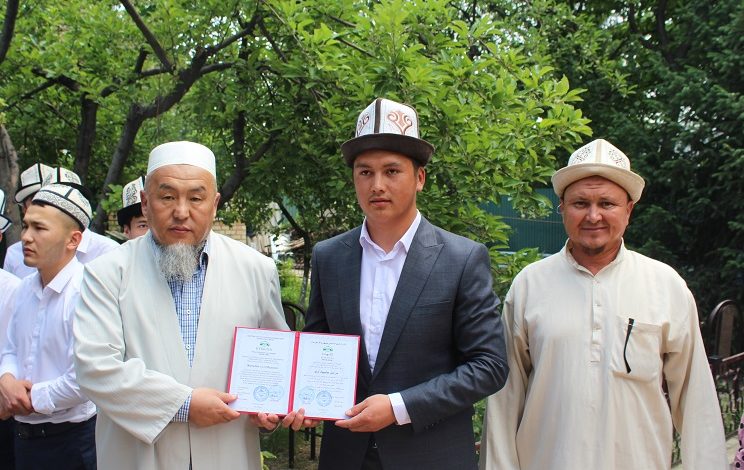 Ош-шаарындагы-«Имам-Матуриди»-диний-окуу-борборунун-бүтүрүүчүлөрүнө-сертификаттар-тапшырылды