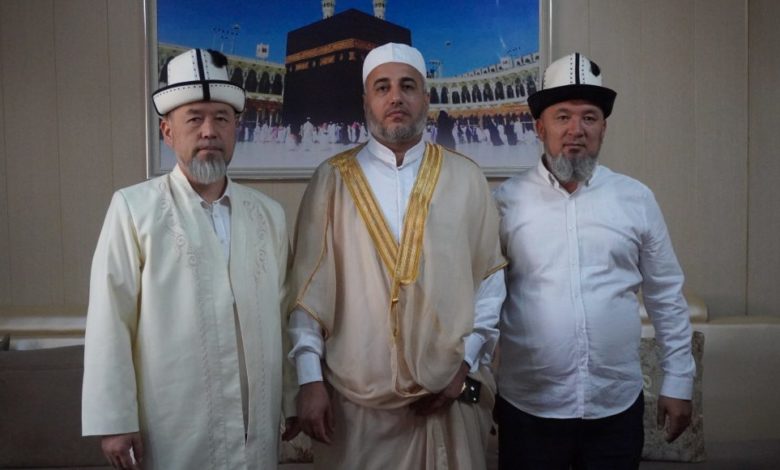 Бишкек-шаарынын-Борбордук-мечитте-Иордания-мамлекетинен-келген-Доктор-Салах-Абул-Хааж-«Ханафи-мазхабы»-боюнча-сабак-өттү