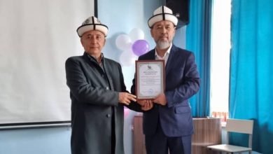 Бишкек-шаарынын-казысы-Самидин-кары-Атабаев-Кыргызстан-Ислам-университетине-барып,-окутуучуларды-куттуктады