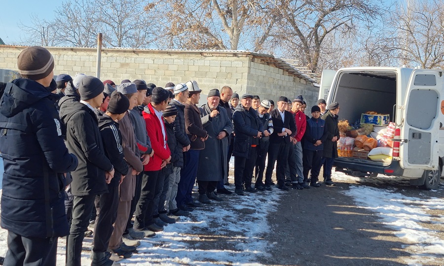 Чолпон-Ата-шаардык-хатибияты-демөөрчүлөр-менен-биргеликте-“Заман-шамы”-Куран-жаттатуу-медресесине-117-910-сомдук-жардам-көрсөттү