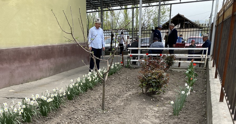 Өзгөн-районунун-баш-имам-хатиби-Акжол-ажы-Бакиров-Жылалды-айыл-өкмөтүнө-караштуу-мечттердин-тазалыгын-текшерди