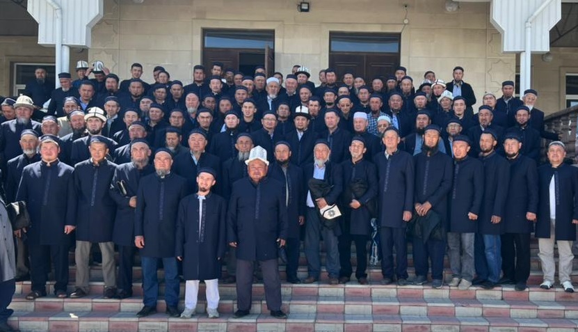 Ысык-Көл-облусундагы-имамдарга-бирдиктүү-формалар-тапшырылды