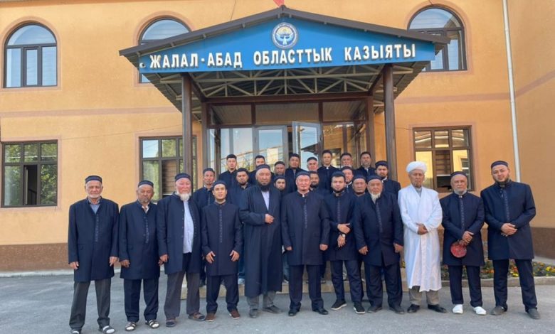 Жалал-Абад-облусундагы-дин-кызматкерлерине-бирдиктүү-формалар-тапшырылды